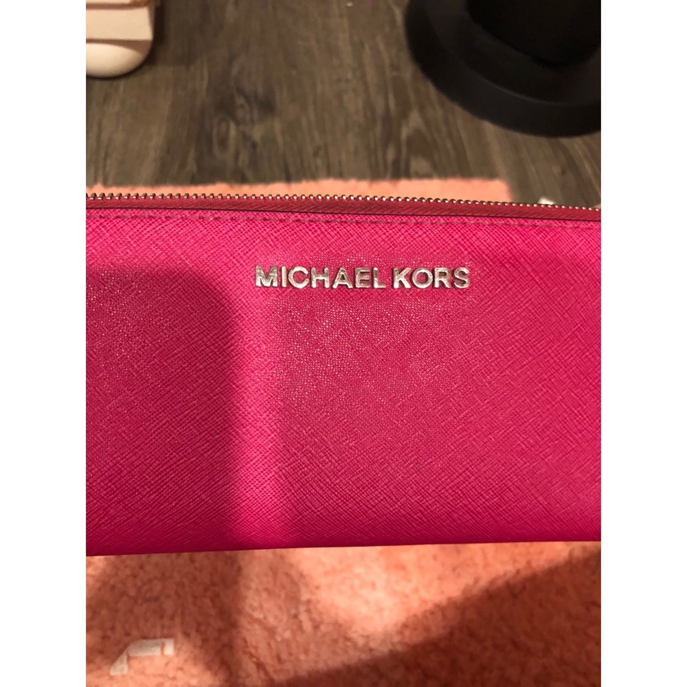 HOT PINK MICHAEL KORS WALLET💖💖✨✨